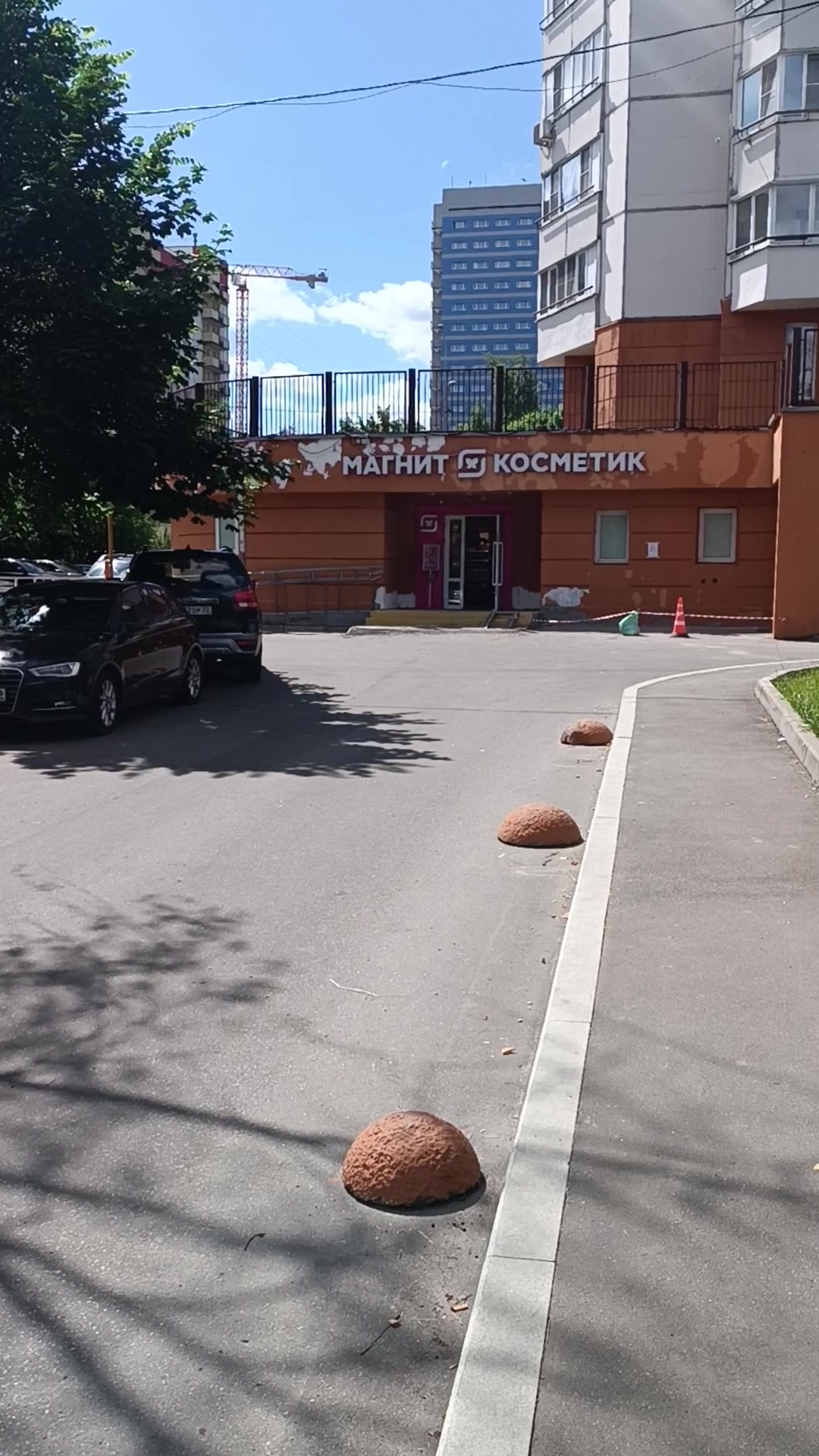 Поворот во двор у Магнит Косметик